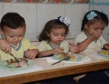 Los niños de las unidades educativas continúan recibiendo su alimentación balanceada